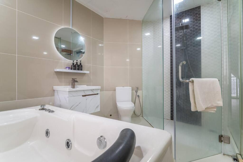 Relaxing Muji Retreat With Jacuzzi, Retro Games, Mrt Apartment *