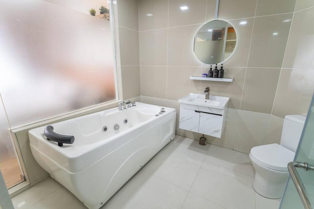 Relaxing Muji Retreat With Jacuzzi, Retro Games, Mrt Apartment Kuala Lumpur