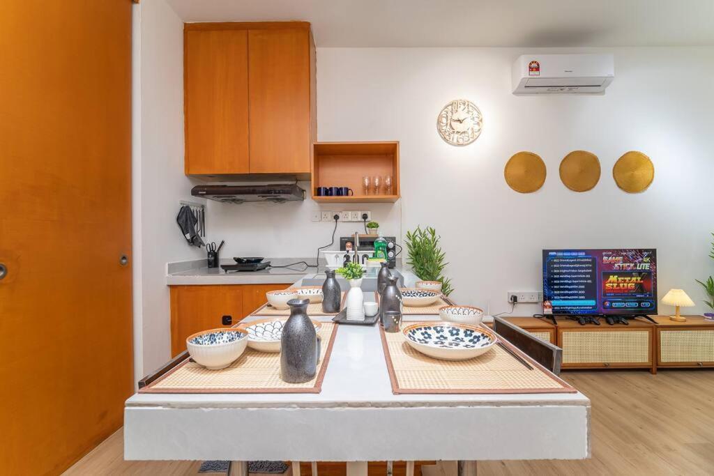 Relaxing Muji Retreat With Jacuzzi, Retro Games, Mrt Apartment *