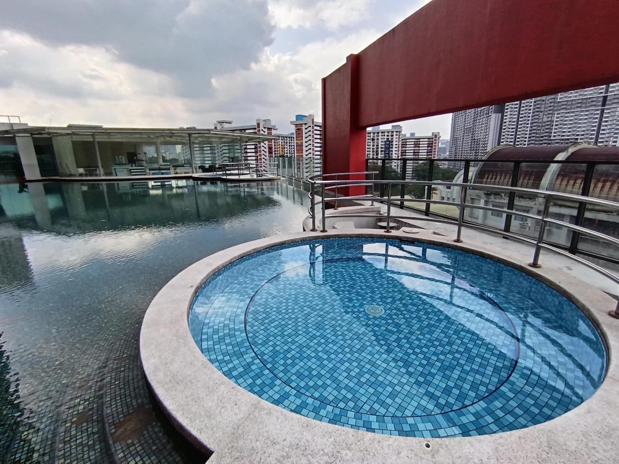 Apartment Relaxing Muji Retreat With Jacuzzi, Retro Games, Mrt *