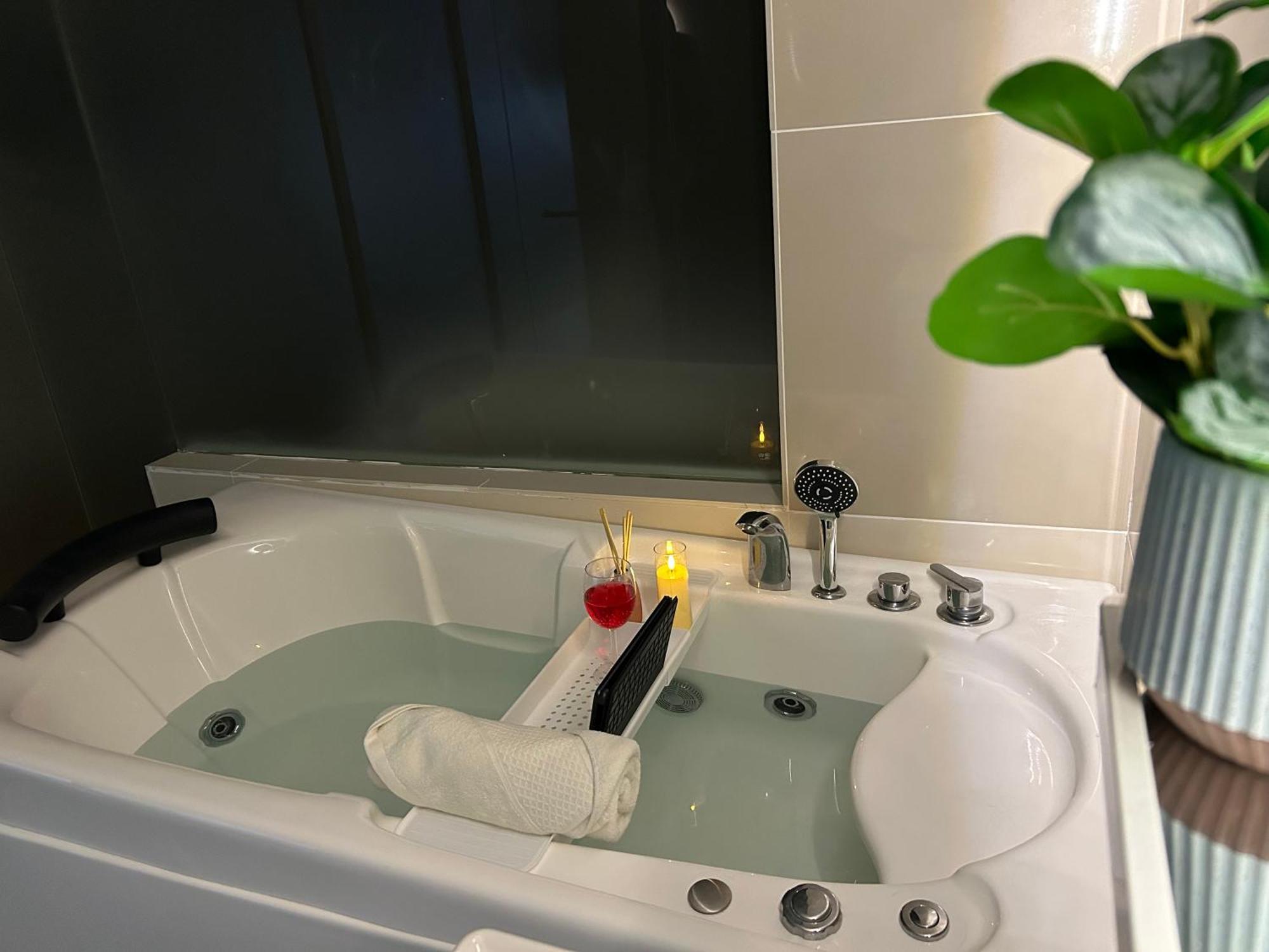 Relaxing Muji Retreat With Jacuzzi, Retro Games, Mrt Apartment