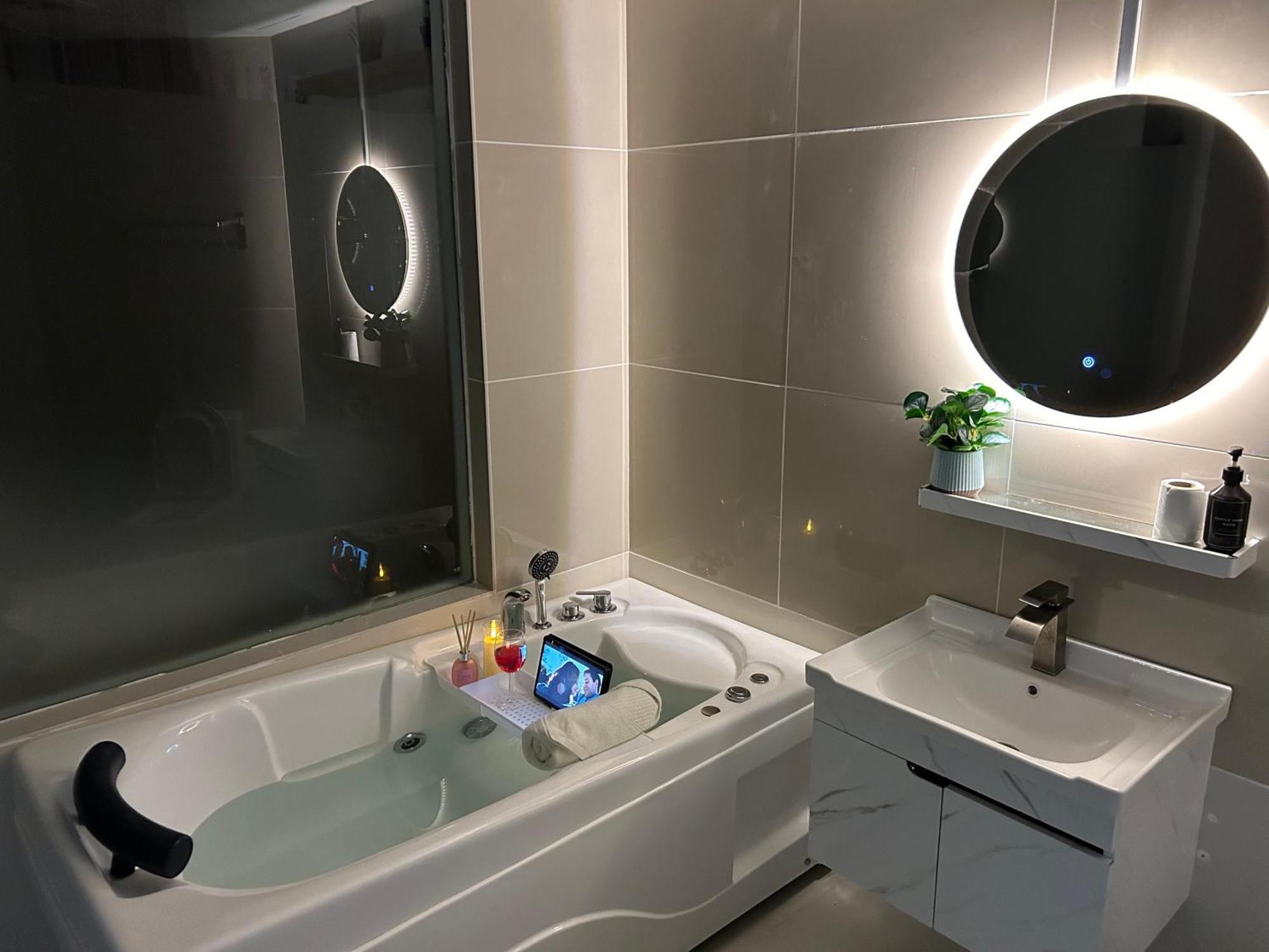 Apartment Relaxing Muji Retreat With Jacuzzi, Retro Games, Mrt *