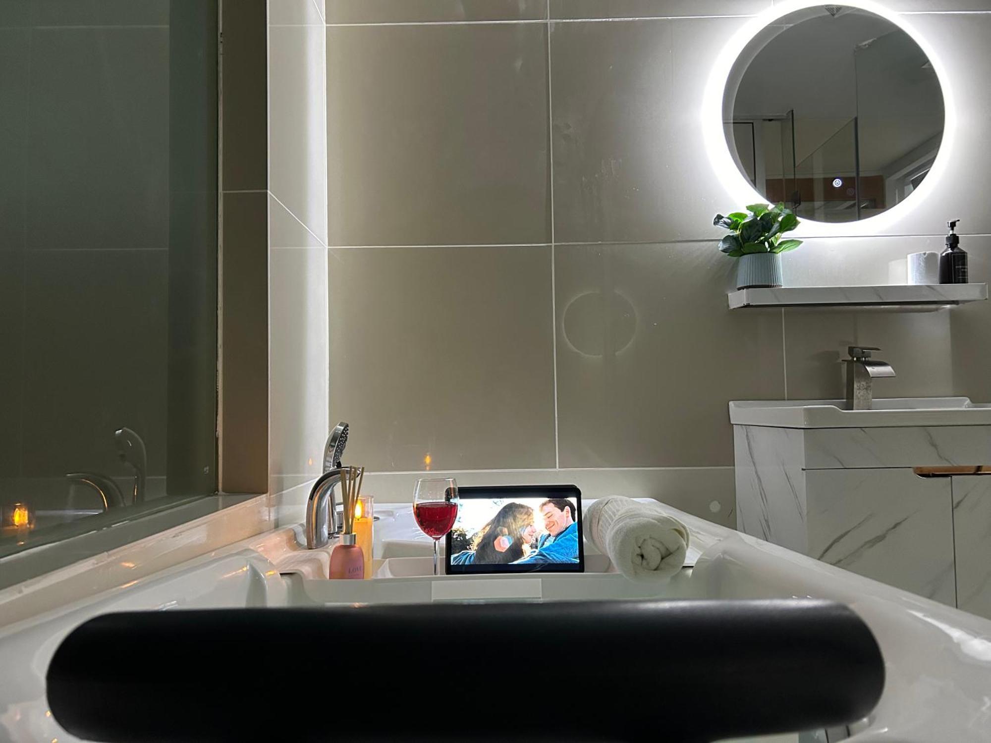 Relaxing Muji Retreat With Jacuzzi, Retro Games, Mrt Apartment