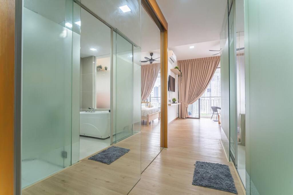 Apartment Relaxing Muji Retreat With Jacuzzi, Retro Games, Mrt *